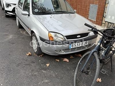Gris / plata Usado 2001 Ford Fiesta Trend Berlina | 700 €