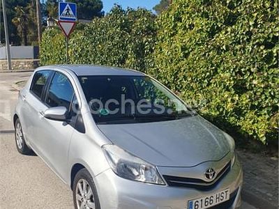 Usado Toyota Yaris Active 69 CV (50 kW) 2013 Gris / plata Utilitario