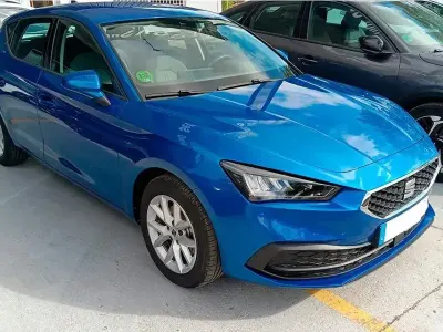 Käytetty Seat Leon Style 110 HP (80 kW) 2024 Sininen Sedan