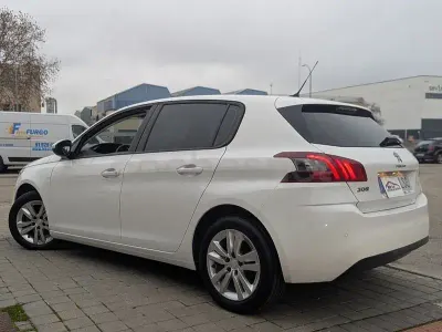 Usado Peugeot 308 Allure 130 CV (95 kW) 2021 Blanco Berlina