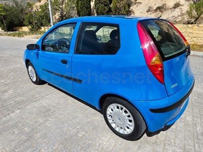 Usado Fiat Punto Dynamic 80 CV (58 kW) 2003 Azul Utilitario