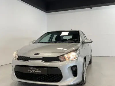 Usado Kia Rio 84 HP (61 kW) 2018 Cinzento Sedan