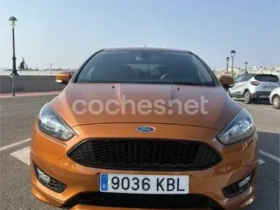 Usado Ford Focus ST-Line 125 CV (91 kW) 2017 Naranja Berlina