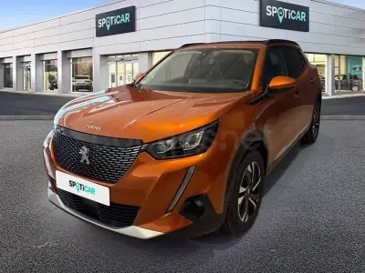 Usado Peugeot 2008 Allure 110 CV (80 kW) 2021 Naranja SUV
