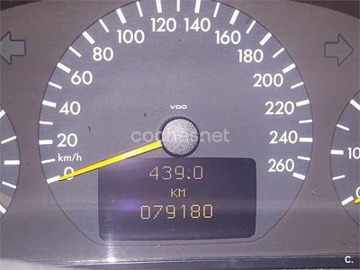 Usado Mercedes E200 Classic 136 CV (100 kW) 2001 Negro Berlina