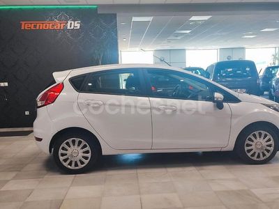 Usado Ford Fiesta Trend 95 CV (69 kW) 2016 Blanco Berlina