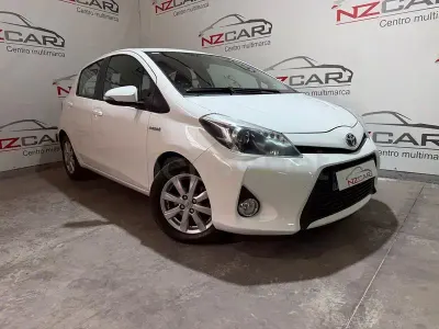 Käytetty Toyota Yaris Hybrid Active 100 HP (73 kW) 2013 Valkoinen Sedan