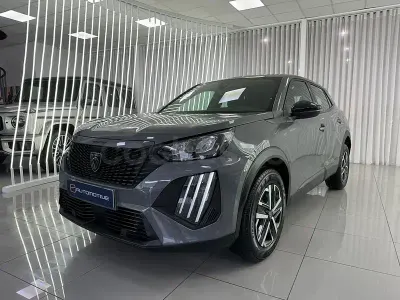 Usado Peugeot 2008 Active 130 CV (95 kW) 2024 Gris / plata SUV