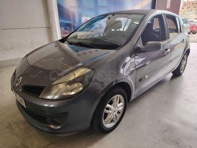 Usado Renault Clio II Dynamique 86 CV (63 kW) 2008 Gris / plata Berlina