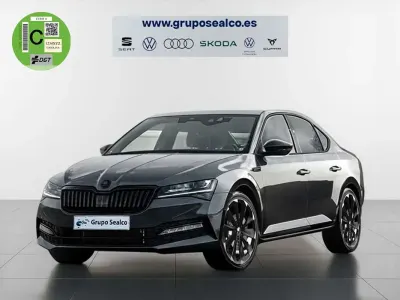 Usado Skoda Superb SportLine 150 CV (110 kW) 2022 Gris Berlina