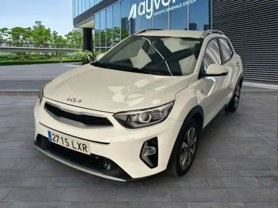 Usado Kia Stonic Plus 101 HP (74 kW) 2022 Branco SUV
