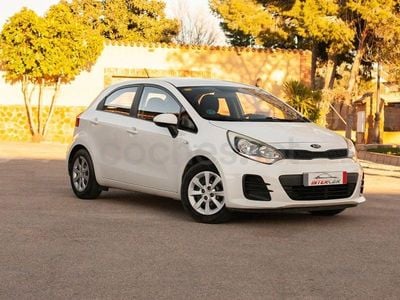 Usado Kia Rio 75 CV (55 kW) 2015 Blanco Berlina