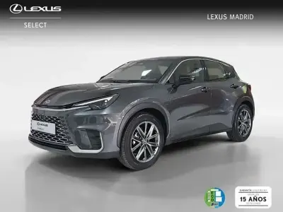 Usado Lexus LBX 136 CV (100 kW) 2025 Gris / plata SUV