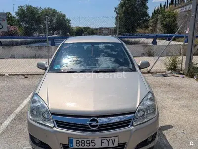 Usado Opel Astra Enjoy 105 CV (77 kW) 2007 Gris / plata Berlina