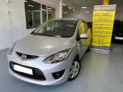 Usado Mazda 2 Style 90 CV (66 kW) 2010 Gris / plata Utilitario