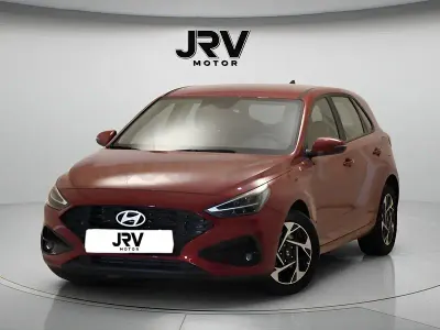 Usado Hyundai i30 100 CV (73 kW) 2025 Rojo Berlina