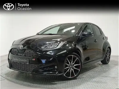 Usado Toyota Yaris Hybrid Sport 116 CV (85 kW) 2022 Negro Berlina