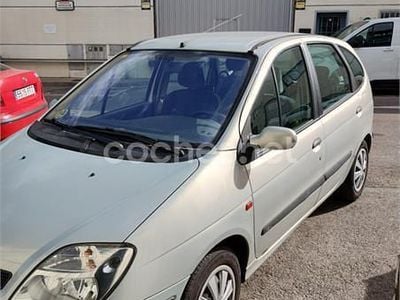 Usado Renault Scénic Authentique 115 CV (84 kW) 2003 Gris / plata Monovolumen