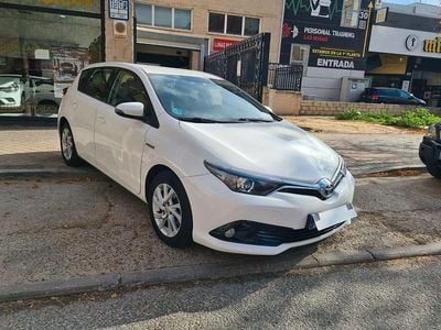 Usado Toyota Auris Hybrid Active 136 CV (100 kW) 2017 Blanco Berlina