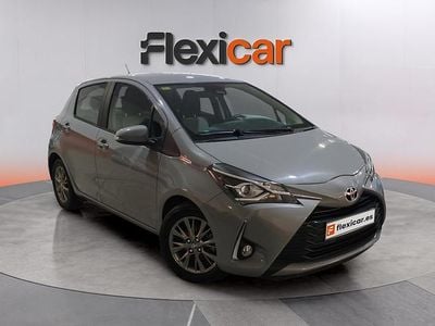 Usado Toyota Yaris Active 69 CV (50 kW) 2020 Gris Berlina