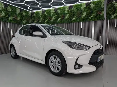 Usado Toyota Yaris Hybrid Active 116 CV (85 kW) 2022 Blanco Berlina