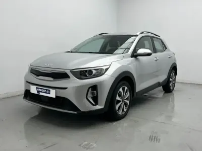 Usado Kia Stonic 100 CV (73 kW) 2022 Gris SUV