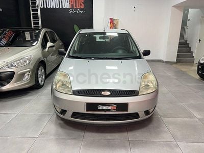 Usado Ford Fiesta Ambiente 68 CV (50 kW) 2004 Gris / plata Utilitario
