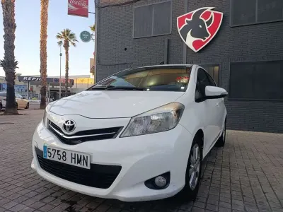 Begagnad Toyota Yaris Sport 90 HK (66 kW) 2012 Vit Sedan