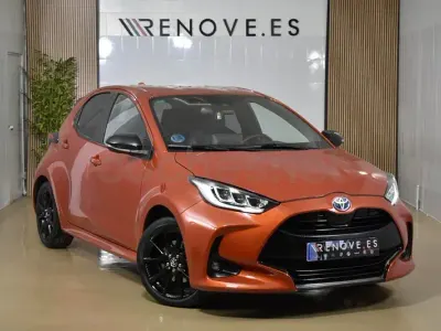 Usado Toyota Yaris Hybrid Style 116 CV (85 kW) 2022 Naranja Berlina