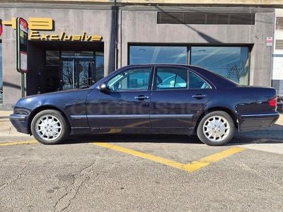 Usado Mercedes E240 Elegance 170 CV (125 kW) 2001 Azul Berlina