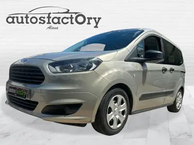 Usado Ford Tourneo Courier Ambiente 100 CV (73 kW) 2014 Beige Monovolumen