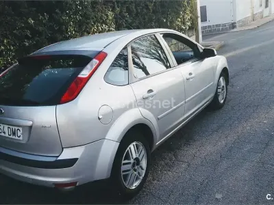 Usado Ford Focus Ghia 136 CV (100 kW) 2005 Gris / plata Berlina