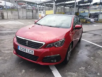 Usado Peugeot 308 Allure 130 CV (95 kW) 2019 Granate Berlina