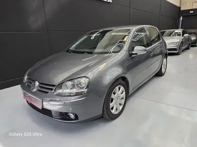 Usado VW Golf IV Highline 140 CV (102 kW) 2005 Gris / plata Berlina