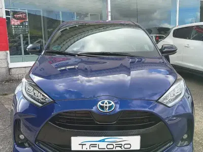 Usado Toyota Yaris Hybrid Plus 116 CV (85 kW) 2022 Azul Berlina