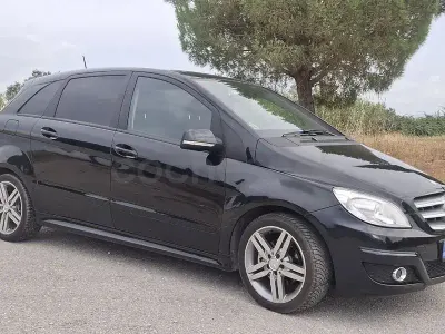 Usado Mercedes B180 109 CV (80 kW) 2011 Negro Utilitario