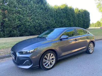 Usado Hyundai i30 120 CV (88 kW) 2019 Gris / plata Berlina