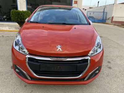 Usado Peugeot 208 Signature Sky 83 CV (61 kW) 2018 Rojo Utilitario