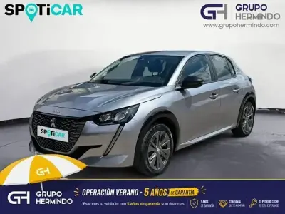Usado Peugeot e-208 Active 100 kW (136 CV) 2023 Gris Utilitario