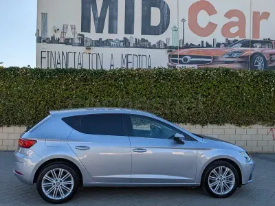 Usado Seat Leon XCELLENCE 130 CV (95 kW) 2020 Gris / plata Berlina