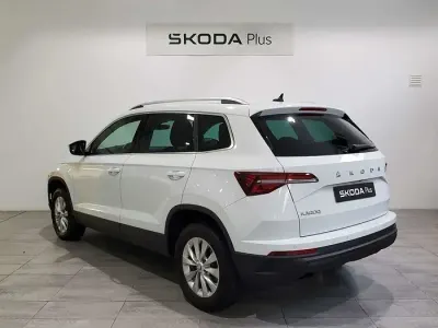 Usado Skoda Karoq Selection 115 CV (84 kW) 2024 Blanco SUV