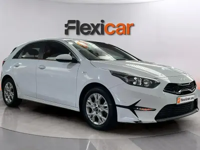 Usado Kia Ceed 136 CV (100 kW) 2023 Blanco Utilitario