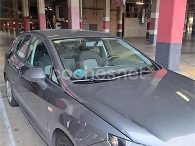 Usado Seat Ibiza Reference 85 CV (62 kW) 2013 Gris / plata Berlina