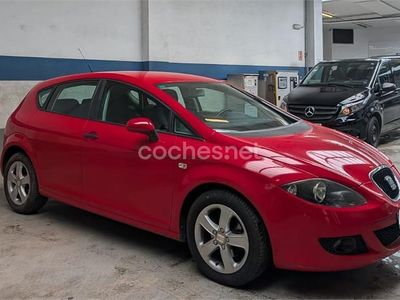 Usado Seat Leon Sport 105 CV (77 kW) 2008 Rojo Utilitario