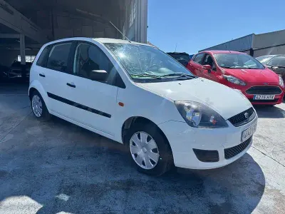Usado Ford Fiesta Ambiente 70 CV (51 kW) 2007 Blanco Utilitario
