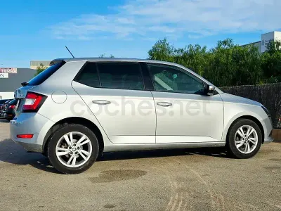 Usado Skoda Fabia Ambition 95 CV (69 kW) 2020 Gris / plata Utilitario