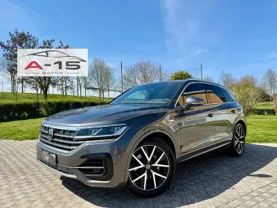 Usado VW Touareg R-line 286 CV (210 kW) 2022 Gris / plata SUV