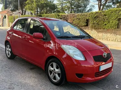 Usado Toyota Yaris 87 CV (63 kW) 2006 Rojo Berlina