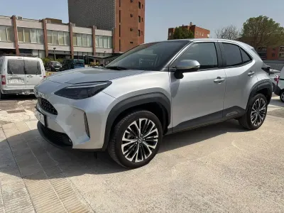 Usado Toyota Yaris Style 116 CV (85 kW) 2022 Gris Utilitario