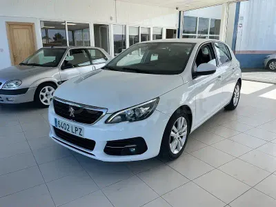 Usado Peugeot 308 Active 130 CV (95 kW) 2021 Blanco Berlina